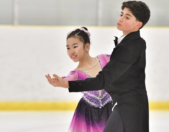 Ice Dance team performing